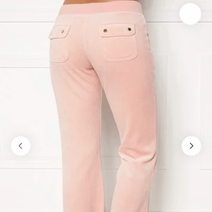 Juicy couture byxor - Säljer mina gamla Juicy couture som ja köpte på raglady för 2 årsen💕💕 dom är bra skick men dom är för korta i benen på mig! Jag är 162 💕 skriv för mer bilder❤️❤️