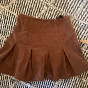 Brun kort kjol - Helt oanvänd brun, kort Manchester kjol i storlek xs