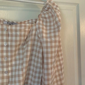 Blus na-kd - Säljer denna snygga rutiga blusen från na-kd som passar både till vardags eller fest. Är endast testad och prislappen är kvar. Säljer då den inte kommit till användning. Dm för fler bilder, pris kan diskuteras. (Storlek 38 men passar 36 också)