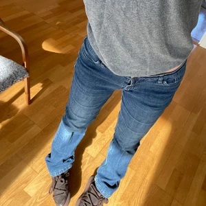 Lågmidjade bootcut jeans - Så snygga!! Osäker på storleken men sitter assnyggt lite oversized på mig som vanligtvis är en 38 i jeans. 