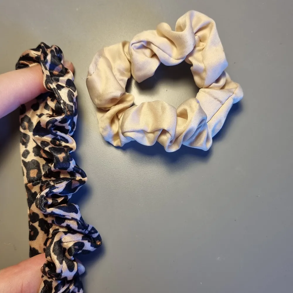 2 scrunchies för 15 kr. Eller en för 10 kr. Frakten är 12kr. Accessoarer.