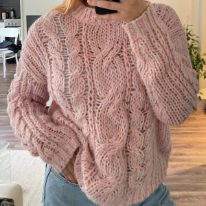 Rosa kabelstickad tröja  - Skön rosa kabelstickad tröja i storlek M. Sparsamt använd utan nopprig. Perfekt att ha under en tunnare jacka nu i vår 💖