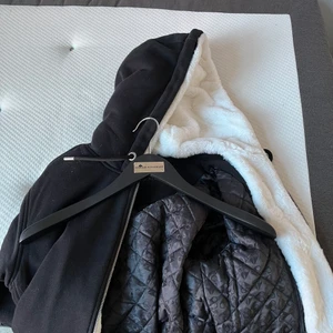 Moose Knuckles Hoodie/Jacka - Ett relativt medel-varmt plagg som passar perfekt till just våren, blir för kall för vintern. Finns kvitto, QR kod och annan viktig information för att veta att plagget är äkta. Plagget är köpt i Erikslund Köpcenter hos Jhonells för 3699kr med en extremt bra kvalité, jackan klassas som ”Knappt Använd” och har en funktionsbar av/på luva. (Fler bilder finns i DM)