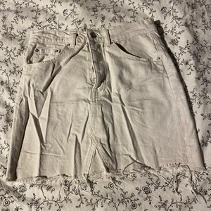 Vit jeans Kjol - Jätte fin vit jeans kjol, använd enstaka gånger, fint skick. Nypris ca 300