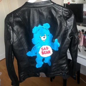 Skinn jacka💙 - Funderar nu på att sälja min favvo jacka då den inte kommer till lika mycke användning längre☹️❤️ jackan köptes på plick för ca 1 år sen. Står ingen storlek men passar xs-s❤️