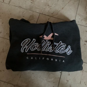 Hollister hoodie, strl s - Mörkgrå hollister hoodie, bra skick