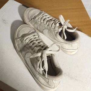 Nike skor, 36 - Nike , bra och skön material. Vita, lätt att passa till kläder. 