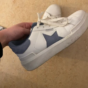 Skor med stjärnor  - Säljer nu dessa skor som är knappt använda ❤️