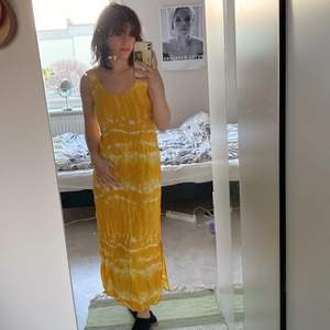 Säljer denna jättefina gula långklänning från bonprix då den inte kommer till användning. Lite hippiekänsla om den och den passar perfekt nu till sommaren!💕
