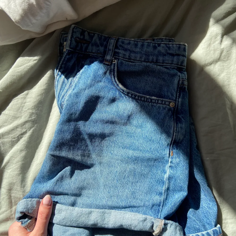 Jättefina ljusblåa jeans, sitter perfekt på med uppvikta kanter!⭐️ Tyget är stretchigt och luftigt, perfekt nu till sommaren!. Shorts.