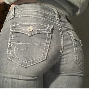 Gråa jeans - Ett par skitsnygga lågmidjade jeans med vita kontrast sömmar, jag har sytt om dom så att benen är bredare nertill (de tredje bilden) de ger också en cool detalj :)