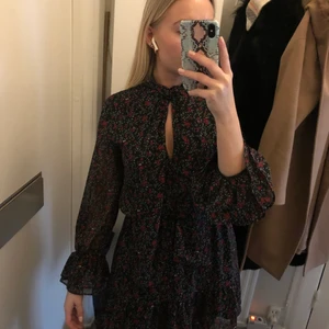 Klänning Zara storlek S - Svart mönstrad klänning med små röd/vita blommor