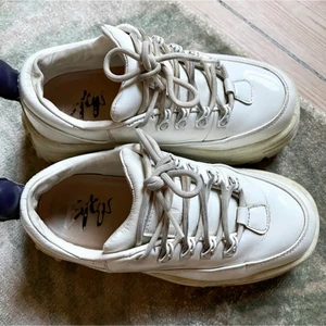 Eytys - Säljer mina Eytys Angel skor i storlek 37. De är lite stora i storleken så passar även en 37,5. Är i bra skick bortsett från att snörena är lite använda. Har även dustbag som medkommer. Nypris: 2800kr