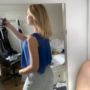 klarblå topp - En super snygg topp i en fantastisk blå färg, perfekt till sommaren och våren 💙💙 är sönder i en knapp i nacken men de märks inte 