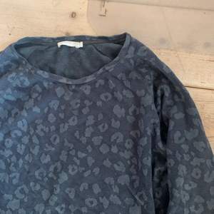 Fin tröja i leopardmönster fast i blått?¿ Idk men en gammal favorit som nu inte används 