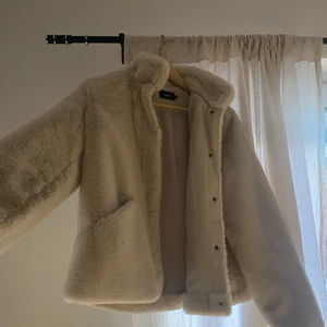 Pälsjacka - Strlk M men passar S/L beroende på hur man vill att den sitter, skön, fake päls såklart.