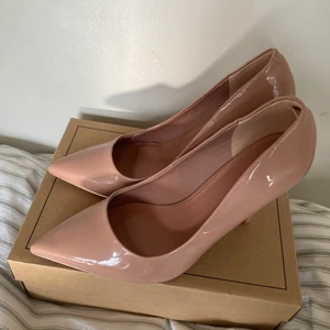 Klackskor från Asos wide-fit - FIna klackskor i oavnänt skick, orginal lådan kommer med. Storlek 39