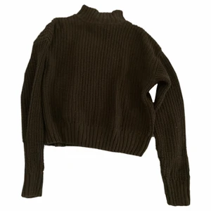 Svart stickad tröja - Svart stickad tröja som är lite kortare, från hm och storlek s. Nästan aldrig använd så väldigt bra skick, köparen står för frakt :)