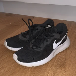 Nike sneakers - Svart vita Nike sneakers i storlek 39 