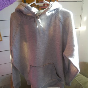 Basic ljusgrå hoodie - Hoodie med fin passform! Ljusgrå utan några fel, skicket är fint!