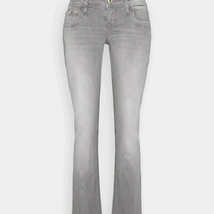 Zalando lågmidjade jeans - jättefina trendiga lågmidjade jeans! Köptes på zalando i vintras men endast använda 3 gånger!!💗 de är i jättebraaaa skick❤️ Köparen står för frakt kan även mötas upp!