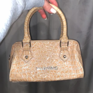 Valentino handväska - Supersnygg och stilren men samtidigt cool valentino väska. Gissningsvis inte äkta men är osäker då jag fick den i present. Väskan har flertalet fickor både med och utan dragkedja. ✨Tveka inte på att ställa fler frågor, köparen står för frakten 💕