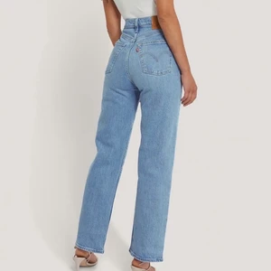 levis ribcage straight jeans - Säljer mina ljusblåa jeans från levis i modellen ribcage straight. Köpt för 1200 och bara använt fåtal gånger. Skriv privat för frågor eller egna bilder!