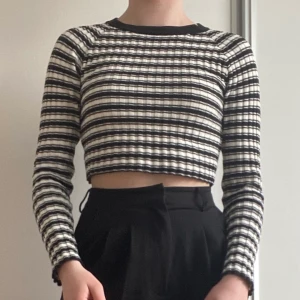 Randig tröja - Sjukt snygg och bekväm tröja från ASOS. Randig & croppad i bra kvalite och storlek s, men stretchig och passar även större storlekar.                                                                              Mer bilder går att fås, pris diskuterbart vid snabb affär