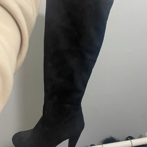 Overknee stövlar med klack strl 39 - Overknee klackar i strl 39. Aldrig använda. Hämtas i hallonbergen.