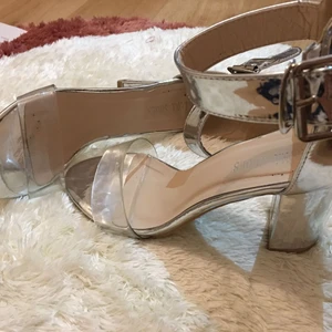 Nly - Jag bestämde sälja mina fina klackor pga att de passar inte mig. De är köpta förra året å jag använde bara en gång sen inte mer.                                     Klackor med silver färg har storlek 37,                                      I Bild 2 är storleken 37.                        I bild 3 är storleken 38. 