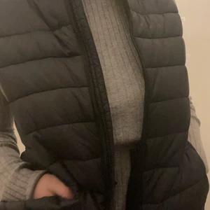 Svart väst - PUBLICERAR IGEN då köpare gav oseriösa bud! Jätte fin svart väst, passar perfekt till våren. Aldrig använd endast testad. Köpt för 350. Utropspris 100 kr. oseriösa bud=block. Köp DIREKT för 200