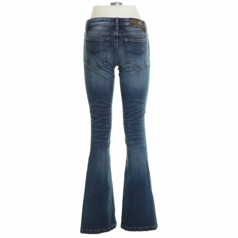 Lågmidjade, bootcut jeans jag köpte på sellpy för ett tag sen men de va alldeles för små :( det står att storleken är w27, men jag som i vanliga fall men de sitter väldigt väldigt tajt på mig tyvärr . Skulle uppskatta de som en xs och mindre!! Är 165 och de är lite långa. . Farkut & Housut.