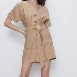 Beige klänning från zara - Beige klänning i storlek s från zara