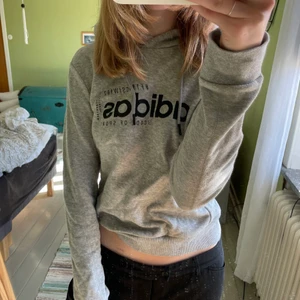 Adidas hoodie - Säljer denna fina adidas hoodie som man både kan ha till vardags och till träning🤍