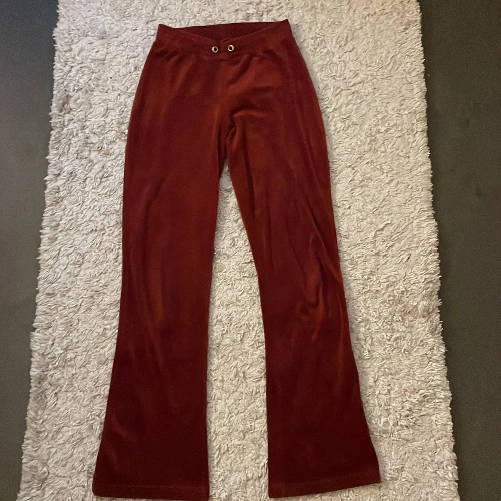 Säljer nu dessa fina röda velour byxor ifrån Gina tricot, de är o str xs och är vida vid benen. Hjärter fina och gosiga att ha på sig 💗. Jeans & Byxor.