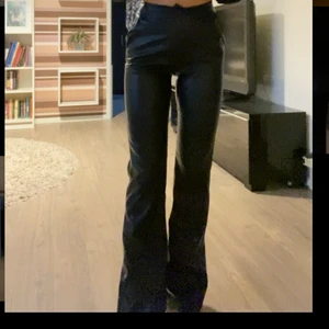 Madlady skinnbyxor  - De populära skinnbyxorna från madlady i storlek xs längd 34 de är stretchiga så skulle säga att de passar s oxå det är vad jag har i andra byxor. Köparen står för frakt 