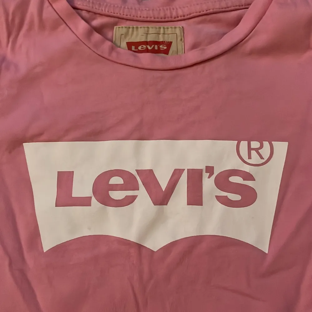 Säljer denna fina äkta Levis t-shirten, den är knappt använd och är jätte fin nu till sommaren!! ❤️. T-shirts.
