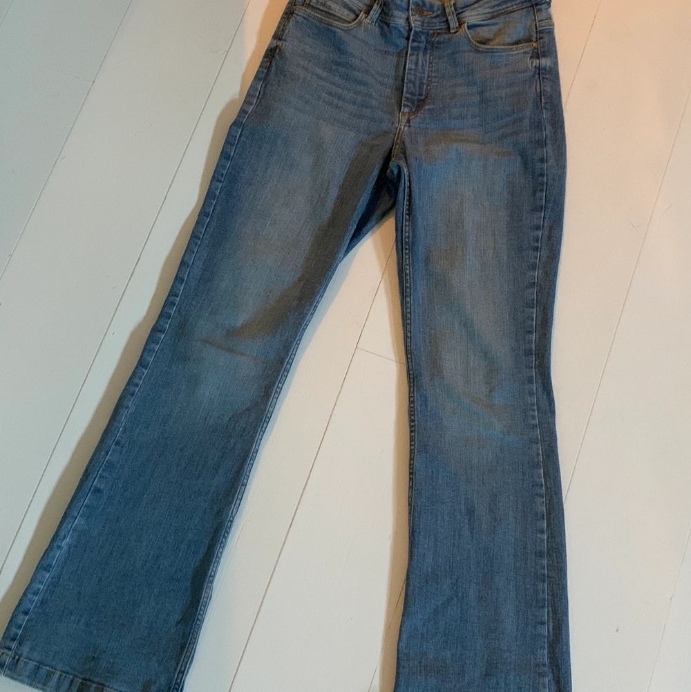 Bootcut jeans från Nelly i storlek W/28 L/32. Men skulle säga att dem är storlek 38. Inte använda så mycket men är lite slitna längst ner i kanten. Köparen står för frakten😊💗. Jeans & Byxor.