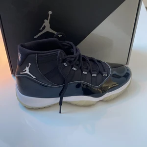 Air Jordan 11 Jubilee - Storlek Eu 42,5 US 9. Näst intill ny skick. 9/10 Endast använda få antal gånger. Vunna på Nike SNKRS dropsida. Nypris 2300kr