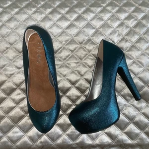 Grönblåa klackskor - Säljer mina helt nya TIAMO skor som jag fått som present men aldrig använt! 