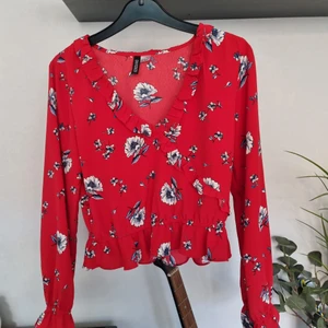 Fin röd topp! - V-ringad topp i jättefint skick som tyvärr har blivit för liten för mig! 