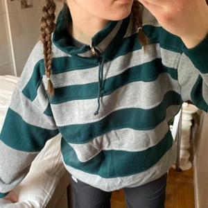 Randig zip up swater - Sydd med två olika tyger. As cool. Unik. Från LAUREN BROOK. Storlek medium, men tycker själv att den är i large. Frakt står köpare för:)