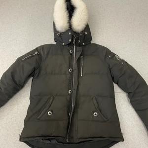 Moose knuckles jacka  - Storlek m jackan är i bra skick den är ej så gammal pälsen följer med priset kan diskuteras hör av er 
