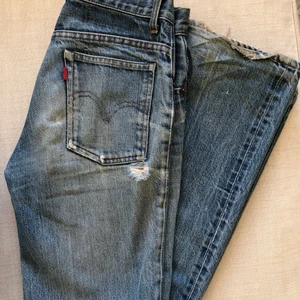 Vintage levis jeans  - Mina FAVORIT levis jeans har blivit för små.. Dessa är köpta second hand från en vintagebutik så vet inte modellen. Men dem är medel/låga i midjan och raka/bootcut i längderna. Jag är 167cm som referens, innerbenslängd är 82 cm och midjan 35cm 😇