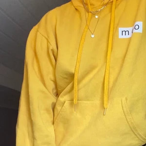 Gul hoodie Storlek M - Gul hoodie storlek M. OBS, en detalj har gått sönder (se bild 2). Märke MCO. Kontakta mig vid köp✨