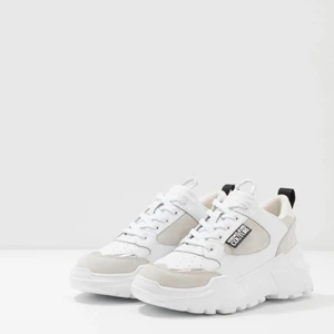 Versace Jeans Couture Skor storlek 39! - Använda endast 1 gång mycket bra skick äkta köpta på Zalando , du får även med lådan till skorna. Original pris 1895 kr säljer dom för 1100kr priset går att diskuteras! 