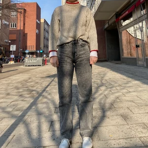 Jeans Junkyard - Gråa jeans från Junkyard i storlek 36. Sparsamt använda! Jag är 172cm lång, dom sitter jättefint på! I jeans brukar jag ha 27/32.