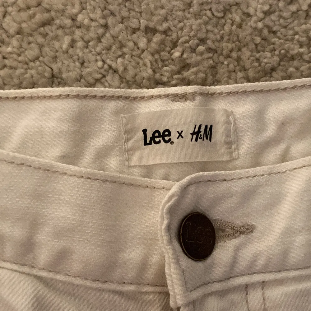 Lee x HM jeans, ganska feta men inget för mig. Köpte dem när kollektionen släpptes men bara använda typ en gång. Skick 9,5/10. Jeans & Byxor.