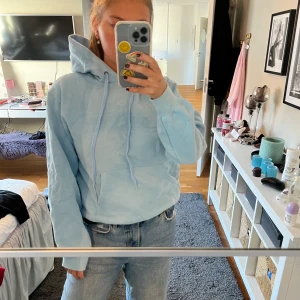 Hoodie - Ljusblå hoodie. 