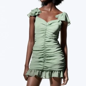 Intressekoll på denna klänning från Zara - Klänning från Zara som är helt slutsåld. Aldrig använd prislapp kvar. Storlek XS. Köptes för 400 + frakt